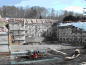 Baugrube mit Bewehrungsarbeiten